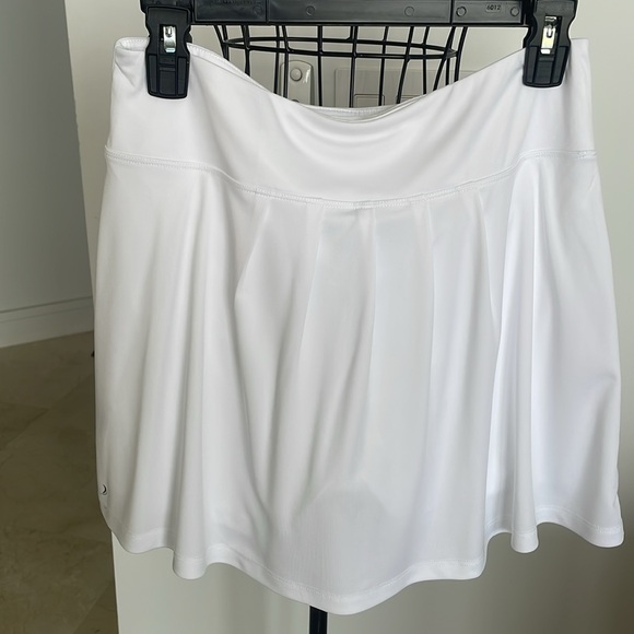 NWT IRONWOOD WHITE SKORT - Picture 3 of 5